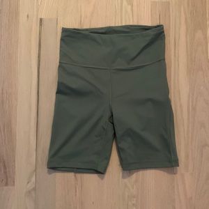 Athleta ultimate stash pocket 7” short